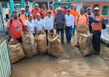 Julio Gamboa refuerza jornadas de descacharrización en panteones para prevenir el dengue.