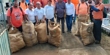 Julio Gamboa refuerza jornadas de descacharrización en panteones para prevenir el dengue.
