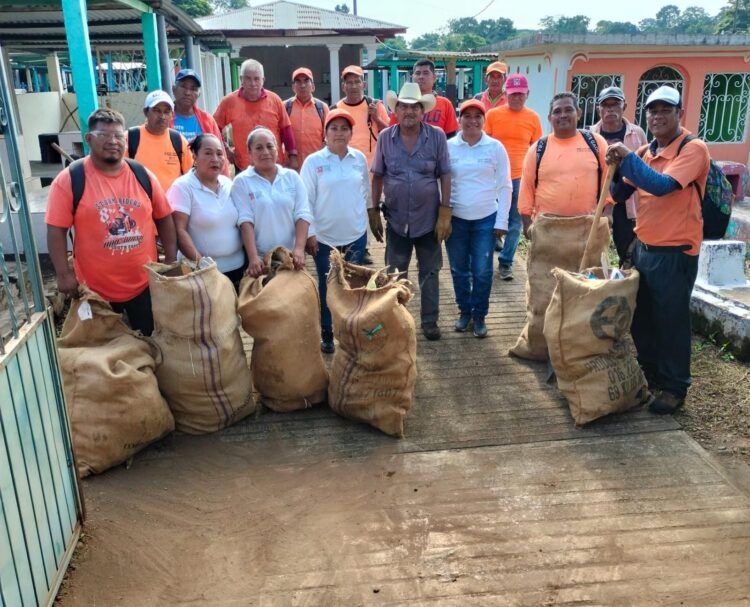 Julio Gamboa refuerza jornadas de descacharrización en panteones para prevenir el dengue.